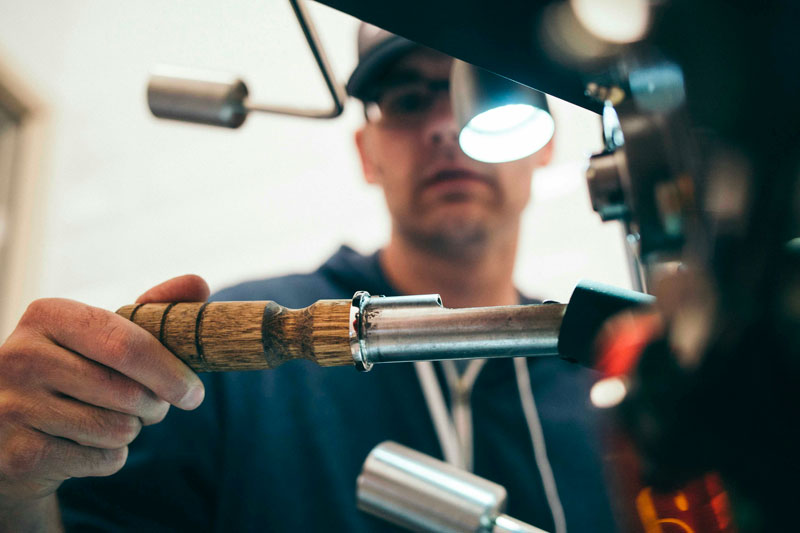 Technicien qui analyse un équipement de plomberie